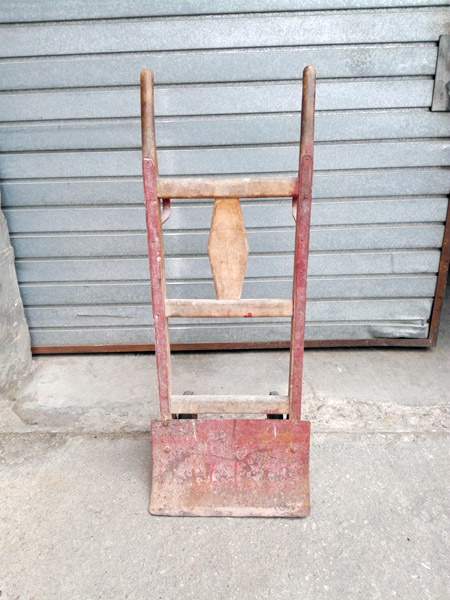 carretilla 2 ruedas hierro madera 112x45x37-40 1u